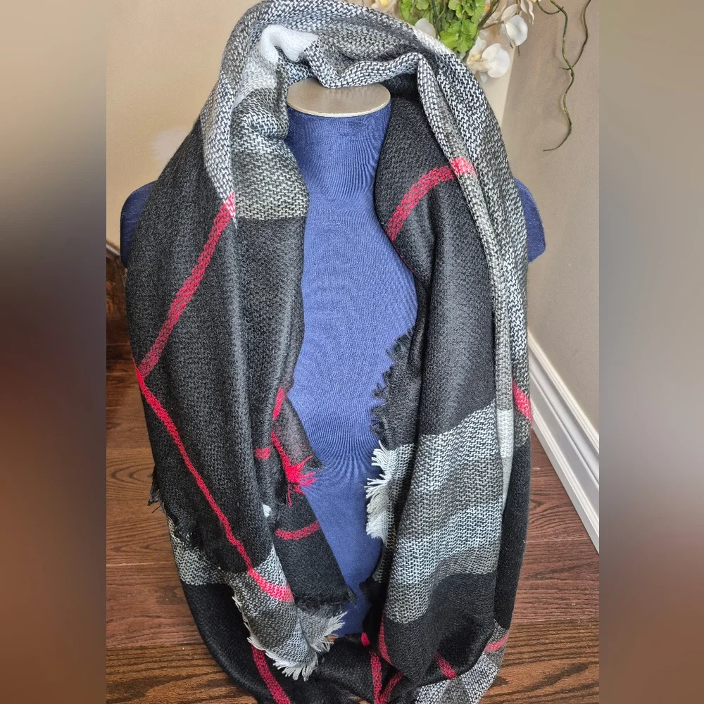 Elegant Black and Gray Plaid Shawl - Picture 3 of 5